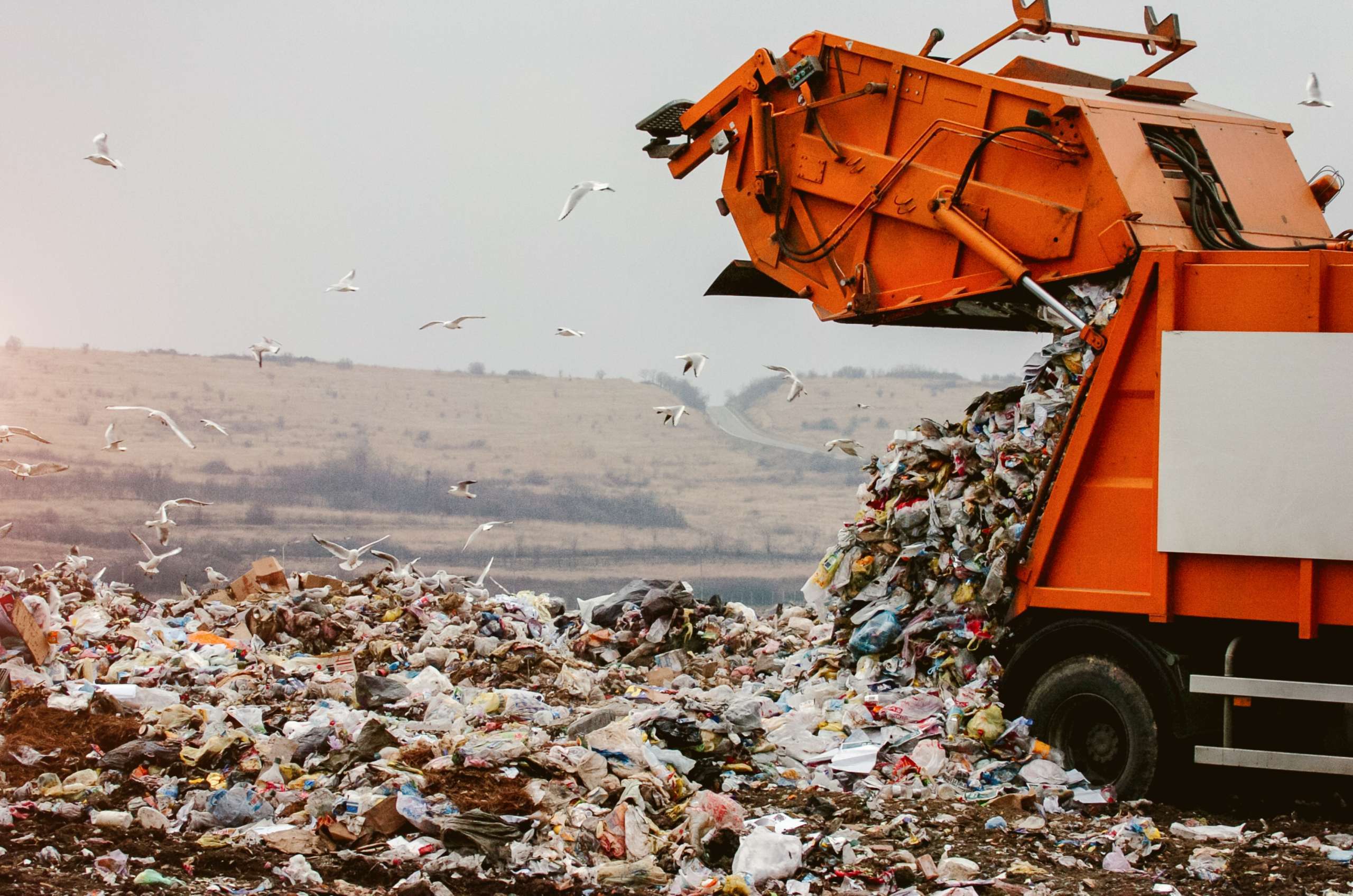 Garbage truck dumping the garbage on a landfill Residuos vertederos vida útil